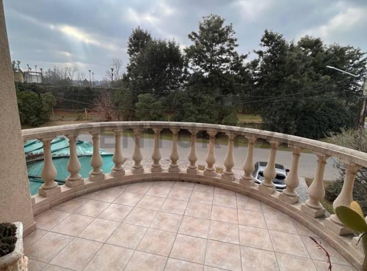 Casa · 232m² · 4 Ambientes · 2 Cocheras