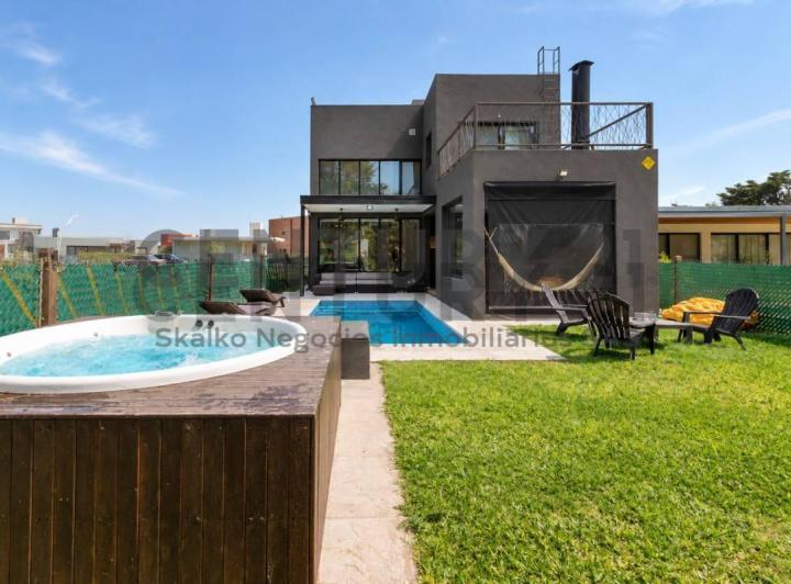 Casa · 190m² · 7 Ambientes · 2 Cocheras