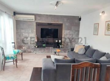 Casa · 206m² · 5 Dormitorios · 1 Cochera · Century 21 Vende Casa en Dorrego, Guaymallén, Sobre Calle Pedro Vargas, a Una Cu