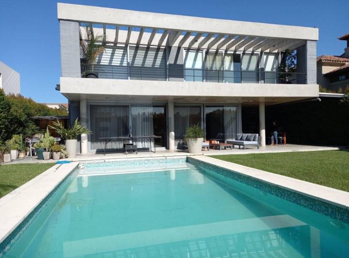 Casa · 320m² · 5 Ambientes · 2 Cocheras
