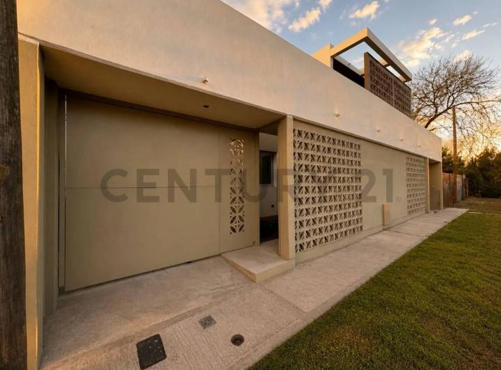 Casa · 83m² · 3 Ambientes · 1 Cochera