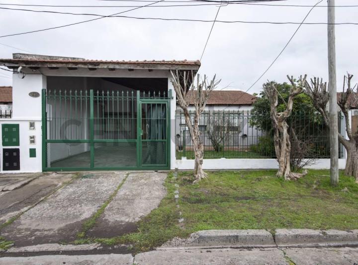 Casa · 77m² · 4 Ambientes · 2 Cocheras