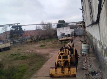 Bodega-Galpón · 3000m² · 10 Cocheras · Fábrica 8.000 m² - Salida a 2 Calles - Dep. Indep. + 2 Casas - Financia