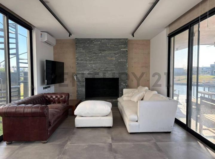 Casa · 243m² · 4 Ambientes · 1 Cochera