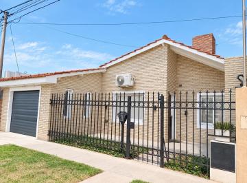 Casa · 168m² · 8 Ambientes · 1 Cochera · Casa 3 Dorm. - Venado Tuerto