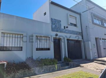 Casa · 123m² · 5 Ambientes · 1 Cochera · 10 Entre 512 Bis y 513 - Casa en Venta de 3 Dorm.