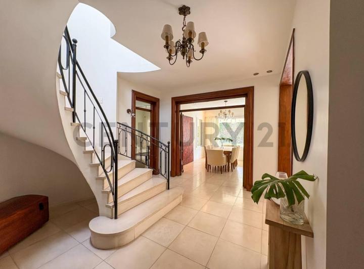 Casa · 299m² · 8 Ambientes · 2 Cocheras
