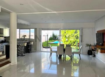 Casa · 180m² · 4 Ambientes · 2 Cocheras · Casa 4 Ambientes en Venta Ramos Mejia con Pileta y Cochera