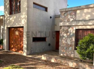 Casa · 129m² · 6 Ambientes · 1 Cochera · Casa 3 Dorm. - Piscina - Zona Centro. Venado Tuerto