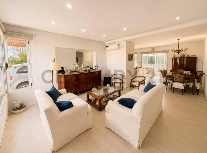 Casa · 144m² · 5 Ambientes · 2 Cocheras