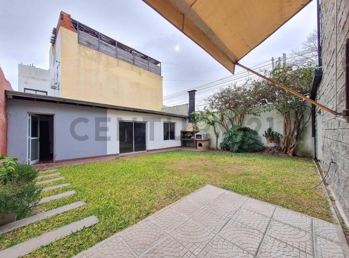 Casa · 150m² · 6 Ambientes · 2 Cocheras