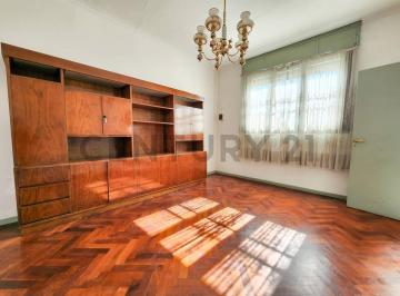 Casa · 207m² · 3 Ambientes · 2 Cocheras · Venta Casa de 3 Ambientes | Local Comercial | Terraza | Quincho | Cochera | Pati