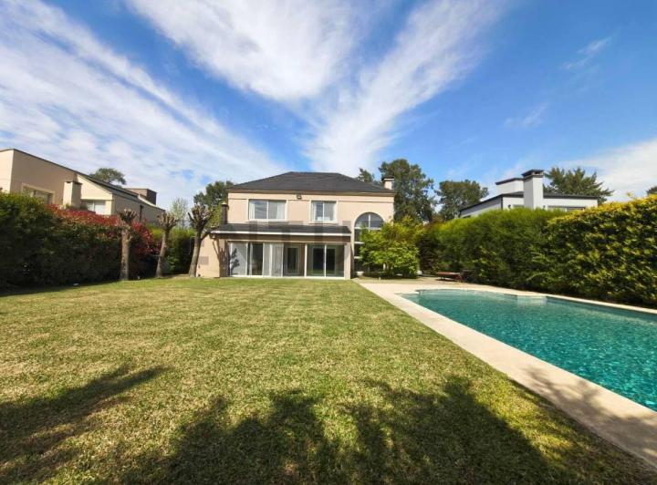 Casa · 320m² · 4 Ambientes · 4 Cocheras