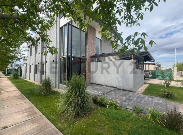 Casa · 326m² · 6 Ambientes · 4 Cocheras