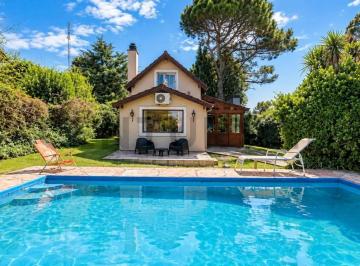 Casa · 120m² · 3 Ambientes · Venta de Casa 3 Ambientes con Pileta y Quincho, Sierra de Los Padres, Mar del Pl