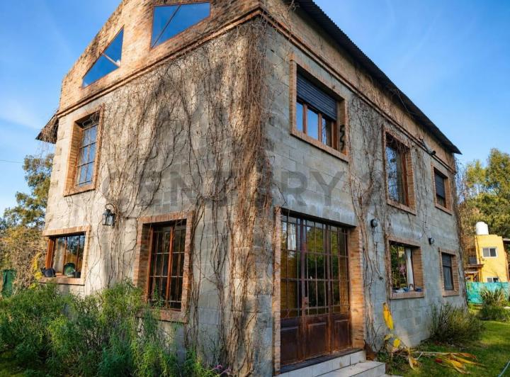 Casa · 200m² · 8 Ambientes · 3 Cocheras