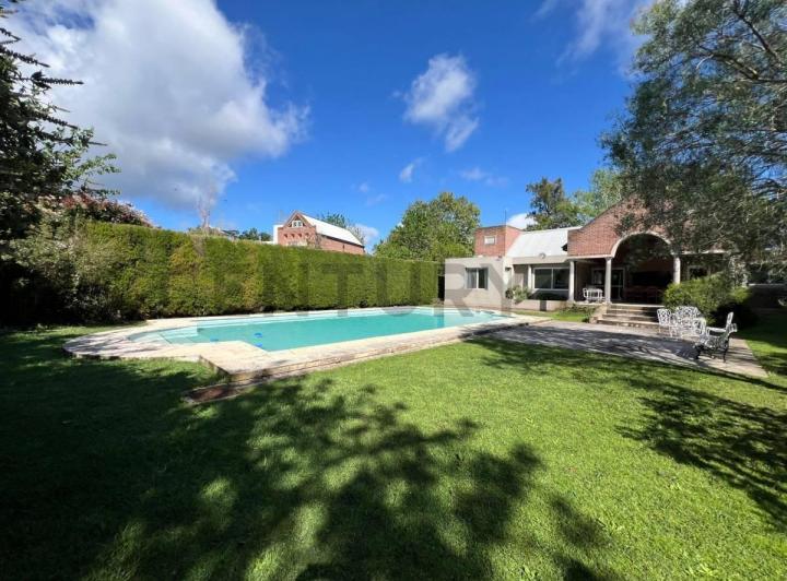 Casa · 140m² · 4 Ambientes · 2 Cocheras