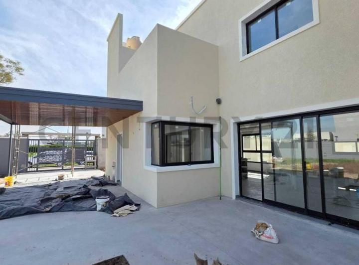 Casa · 181m² · 4 Ambientes · 2 Cocheras