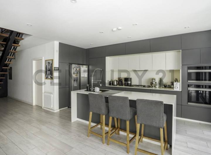 Casa · 205m² · 5 Ambientes · 1 Cochera