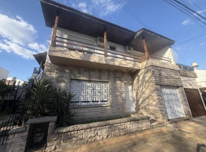 Casa · 182m² · 5 Ambientes · 1 Cochera