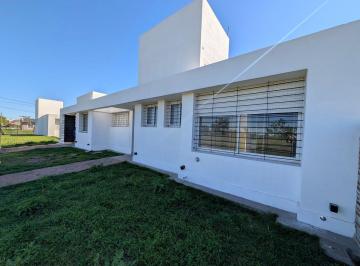 Casa de 4 ambientes, Funes · Hermosa Casa de 3 Dorm. con Pileta, Jardín y Galería