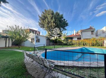 Casa · 97m² · 4 Ambientes · 1 Cochera · Casa en PH con Parque y Piscina