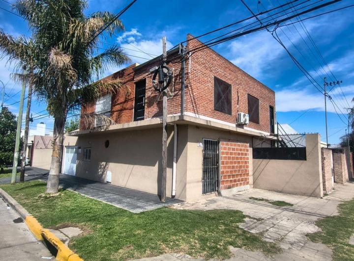 Casa · 180m² · 6 Ambientes · 1 Cochera
