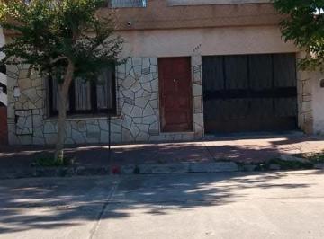Casa en Venta de 4 ambientes Centro Ciudad · Hermosa Casa de Dos Pisos en Macrocentro