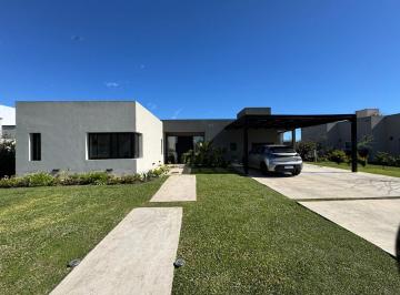 Casa · 190m² · 4 Ambientes · 4 Cocheras · Casa en Venta Prados del Oeste