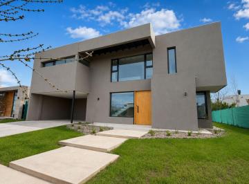 Casa · 225m² · 4 Ambientes · 2 Cocheras · Casa en Alquile en Barrio Privado en Luján de Cuyo