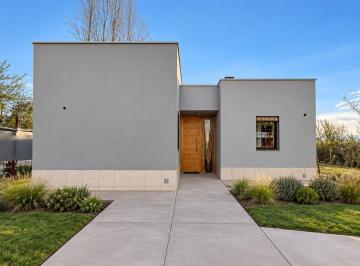 Casa · 190m² · 4 Ambientes · 2 Cocheras · Venta de Casa en Lunlunta.