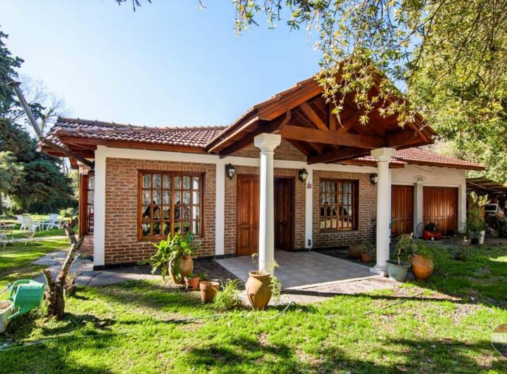 Casa · 220m² · 5 Ambientes · 2 Cocheras