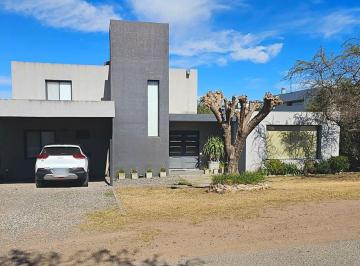 Casa de 5 ambientes,  · Casa de 3 Dorm. con Pileta en Estancia Q2 – Lote Central de 800 m