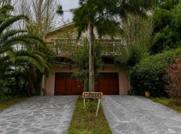 Casa · 674m² · 7 Ambientes · 1 Cochera · Casa Alquiler Temporario