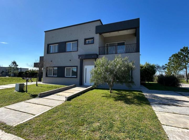 Casa · 247m² · 6 Ambientes · 2 Cocheras