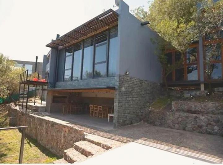 Casa · 400m² · 4 Ambientes · 3 Cocheras