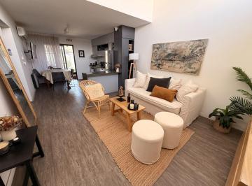 Casa · 82m² · 4 Ambientes · 2 Cocheras · Duplex en Venta en Prados de Manantiales. 2 Dorm.. Pileta