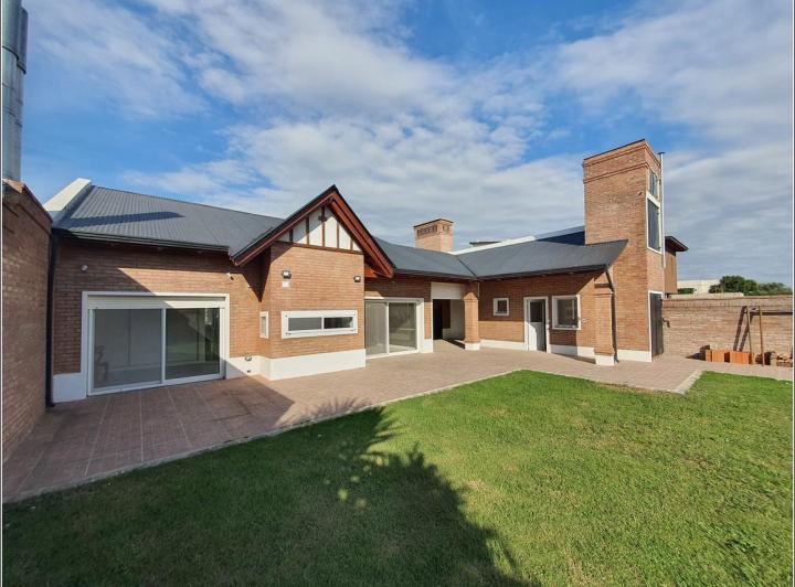 Casa · 200m² · 4 Ambientes · 2 Cocheras
