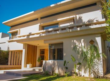 Casa · 550m² · 6 Ambientes · 2 Cocheras · Casa Amueblada en Alquiler San Marino Funes