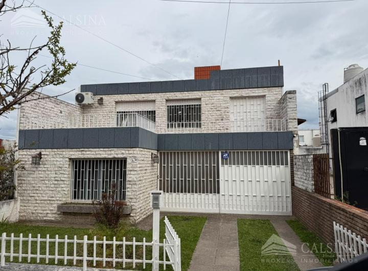 Casa · 250m² · 4 Dormitorios · 1 Cochera