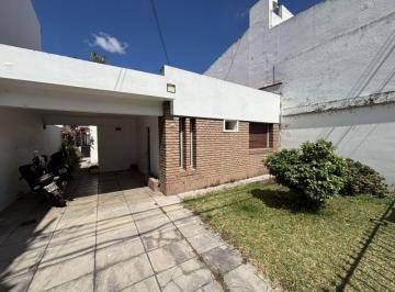 Casa · 2 Dormitorios · 1 Cochera · Uruguay 2800