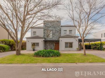 Casa · 251m² · 6 Ambientes · 5 Cocheras · Casa a La Laguna con 4 Dorm. en Venta en Santa Teresa