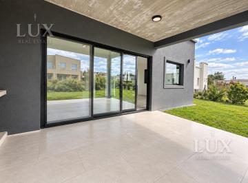 Casa · 135m² · 4 Ambientes · 2 Cocheras · Casa en Venta