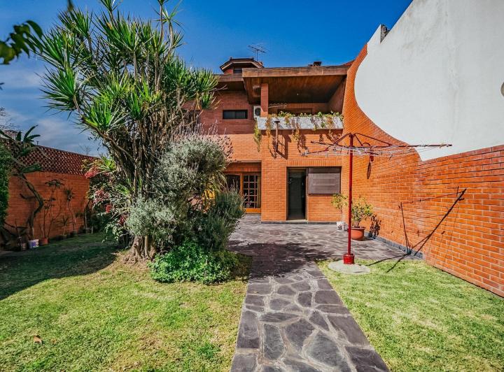 Casa · 300m² · 5 Ambientes · 2 Cocheras