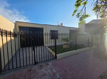 Casa · 112m² · 5 Ambientes · 1 Cochera · Venta de Casa B° Jardin Luzuriaga - Maipú. 5 Ambien