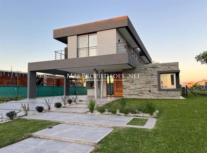 Casa · 227m² · 5 Ambientes · 4 Cocheras