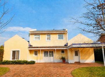 Casa · 220m² · 4 Ambientes · Casa en Alquiler Temporario en C. Campo Pueyrredon