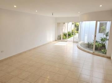 Living con partio de luz · Alquiler 3d en Las Marías Av Perón