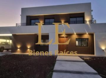Casa · 217m² · 4 Ambientes · 6 Cocheras · Venta Casa San Sebastian