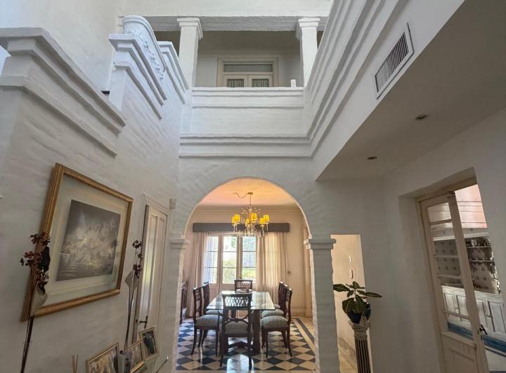 Casa · 300m² · 5 Ambientes · 2 Cocheras